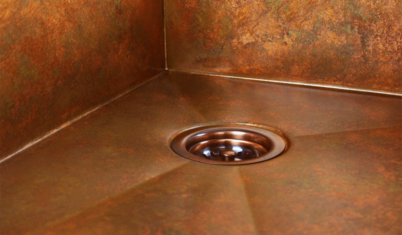 Lỗ thoát nước được bố trí ở góc bồn rửa chén.