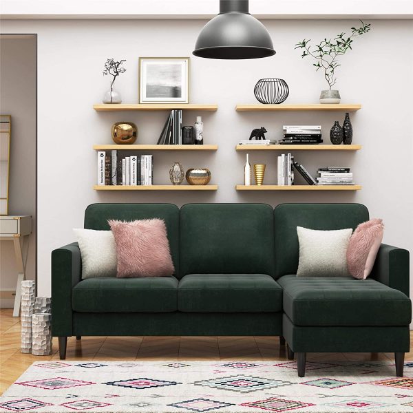 Các mẫu sofa phòng khách màu xanh lá đậm tạo diện mạo cổ điển sang trọng cho không gian sống. Bạn có thể kết hợp thêm gối tựa màu trắng hoặc hồng pastel.