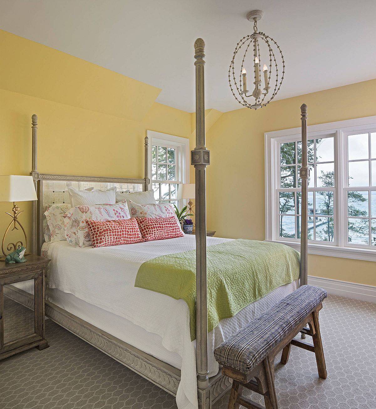 Phòng ngủ phong cách bãi biển quyến rũ hơn với sắc vàng nhẹ nhàng cùng ánh sáng tự nhiên ngập tràn.