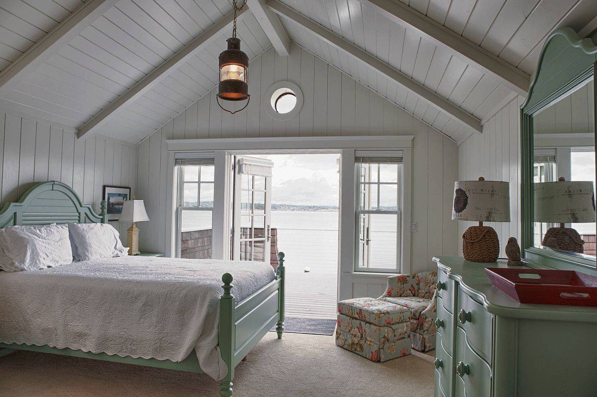 Phòng ngủ phong cách đồng quê màu xám với giường, tủ ngăn kéo màu xanh lá cây tạo điểm nhấn tinh tế, sinh động.