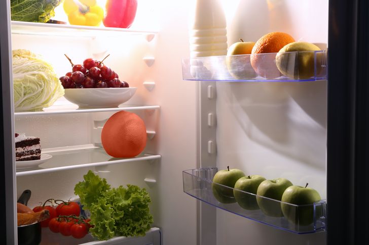 cận cảnh bên trong tủ lạnh chứa nhiều hoa quả, rau củ