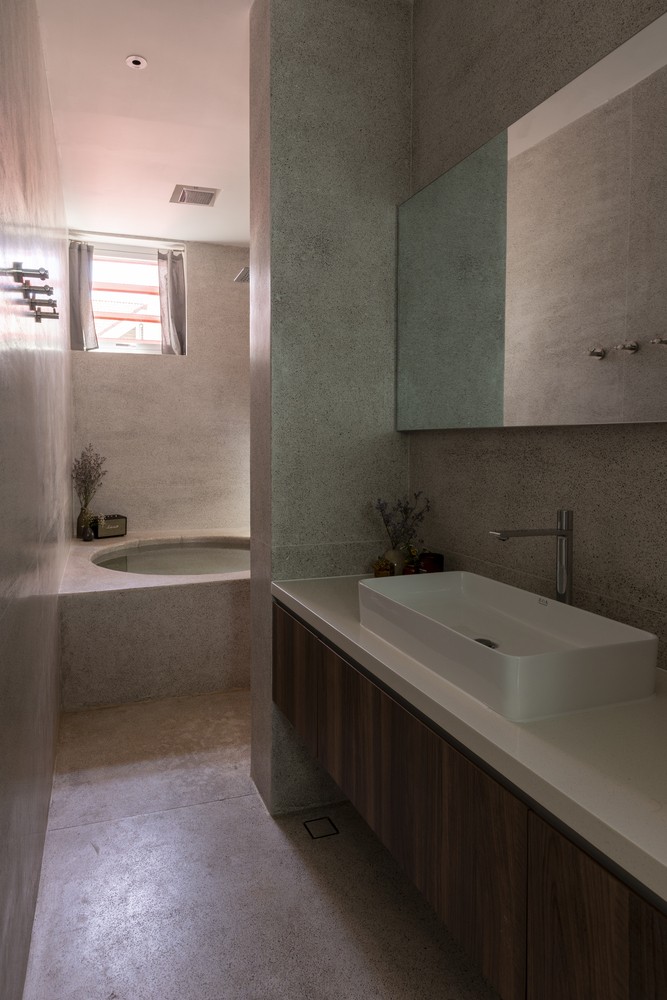 Thiết kế phòng vệ sinh đơn giản với đầy đủ tiện ích hiện đại.