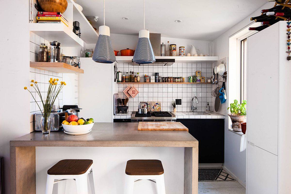 Phòng bếp nhỏ vẫn đầy đủ tiện ích hiện đại. Bàn đảo tích hợp bàn ăn và quầy bar mini.