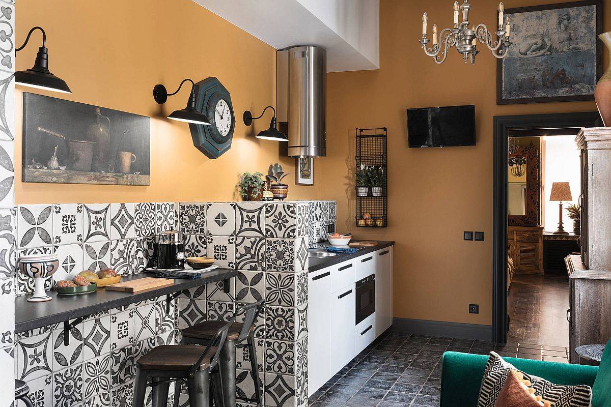 Gạch ốp lát với hoa văn và những bức tường màu vàng ấm cúng là lựa chọn hoàn hảo cho nhà bếp kiểu Địa Trung Hải.