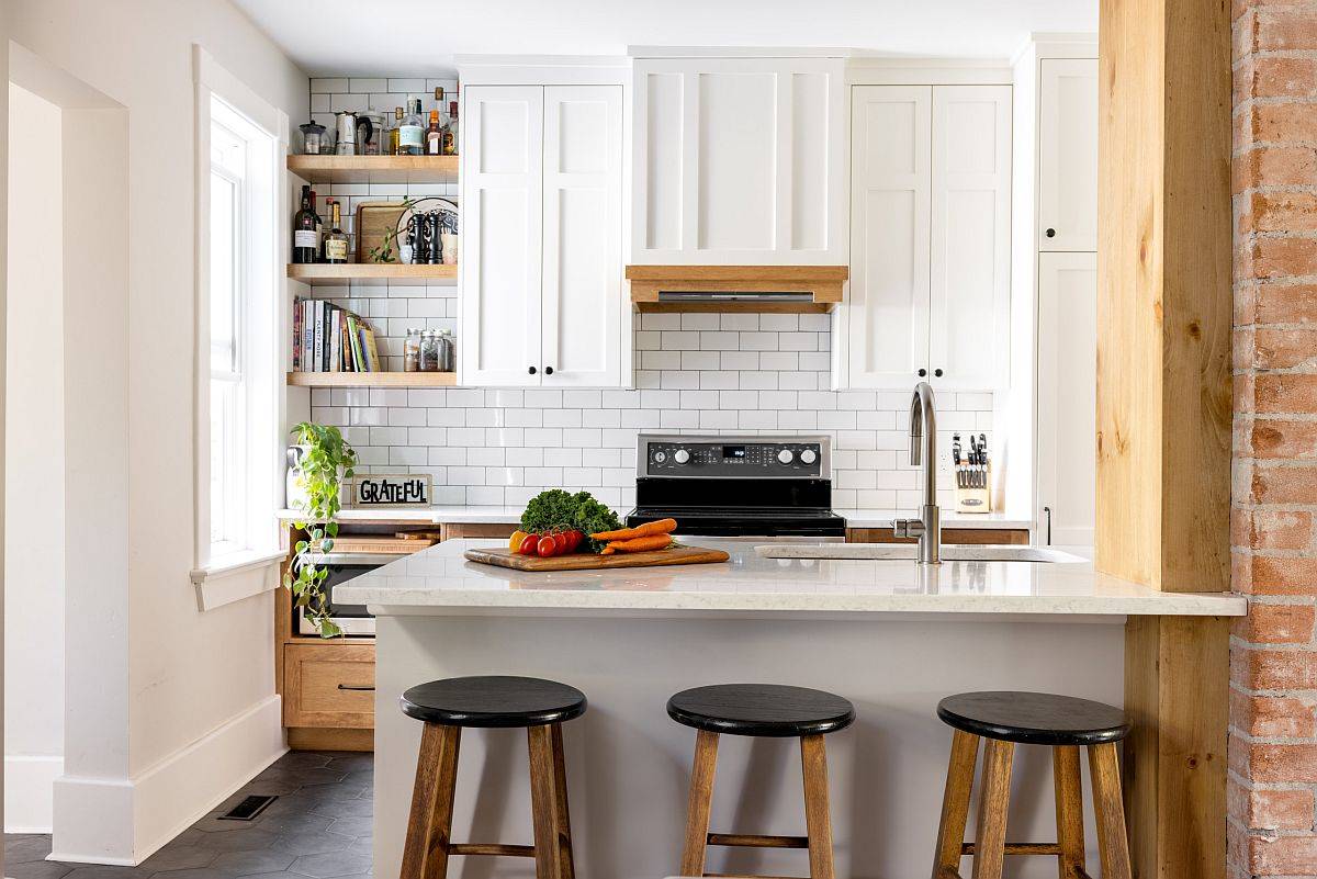Gạch ốp tường chắn bếp sáng trắng lấp lánh mang đến cái nhìn bắt mắt và trung tính cho phòng bếp nhỏ kiểu trang trại.