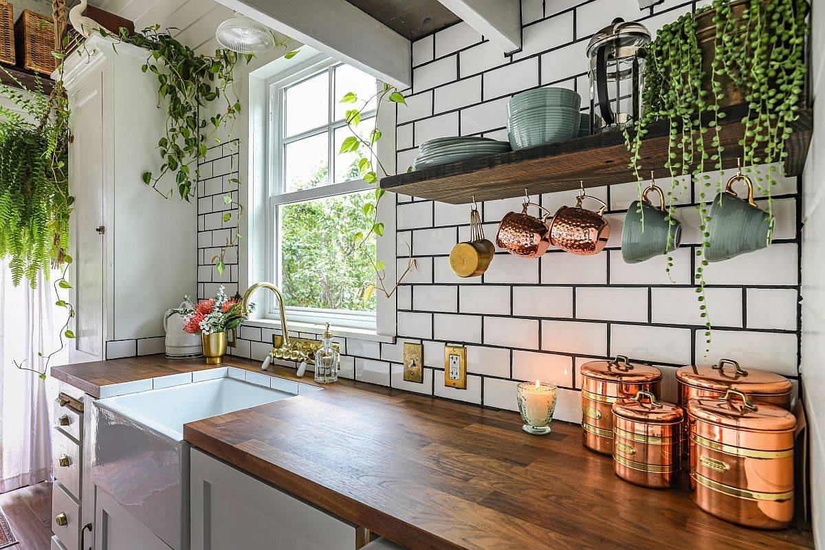Cây xanh trang trí là yếu tố không thể thiếu đối với một phòng bếp phong cách Farmhouse.