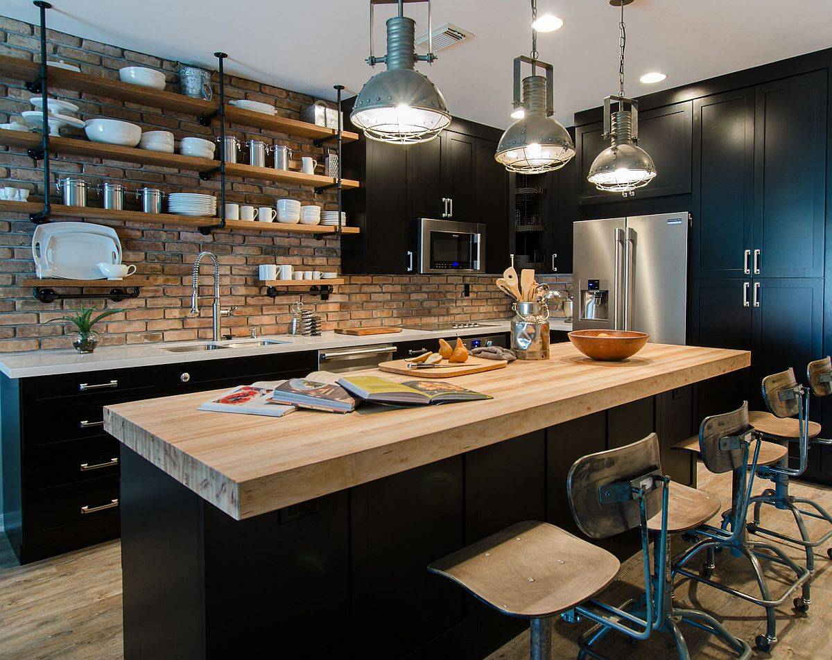 Nhà bếp công nghiệp hoàn hảo với tường gạch thô mộc, mặt bàn gỗ tự nhiên và hệ tủ tông màu đen tuyền tạo cảm giác bí ẩn.
