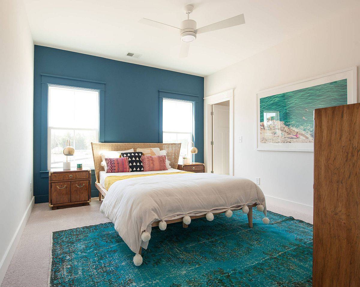 Các sắc thái khác nhau của màu xanh luôn được chào đón trong phòng ngủ mùa hè.