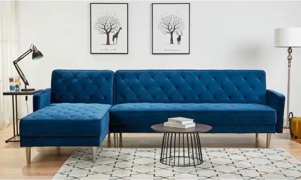 Sofa phòng khách đẹp với tông màu xanh dương thanh lịch, mát mắt. Thiết kế đệm chần bông mang hơi hướng cổ điển sang trọng. Thêm một điểm cộng: chân ghế cao thoáng.
