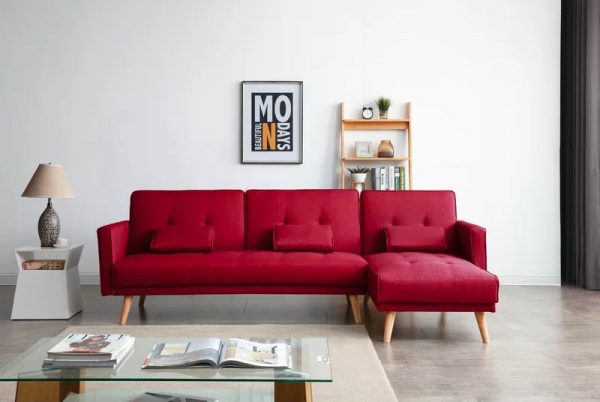 Sofa màu đỏ táo bạo lấy cảm hứng từ phong cách thiết kế nội thất hiện đại giữa thế kỷ, kết hợp nét hiện đại. Bạn có thể di chuyển ghế nhỏ sang trái hoặc phải tùy thích.