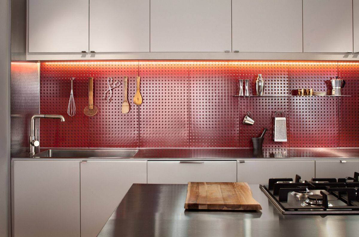 Backsplash gắn bảng ghim màu đỏ tươi tắn vừa cung cấp không gian lưu trữ tiện dụng, vừa tạo điểm nhấn hút mắt cho phòng bếp nhỏ. 