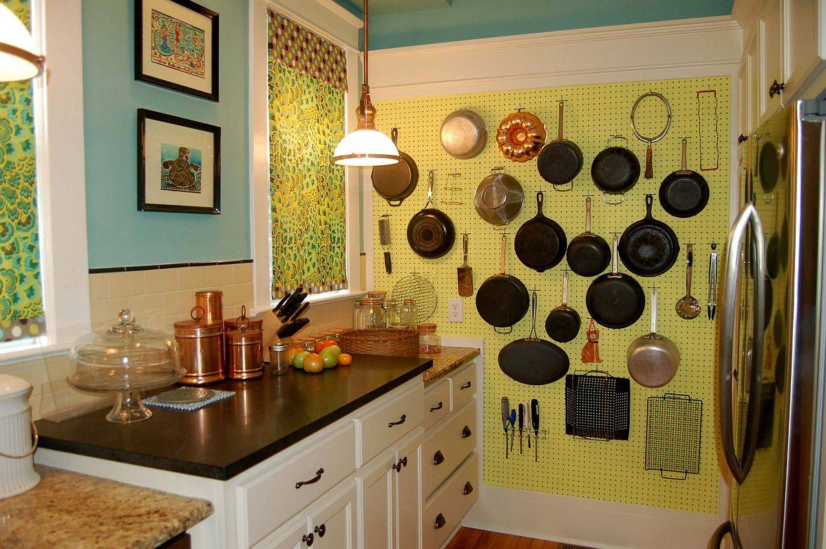 Tấm bảng ghim màu vàng rực rỡ tạo phông nền lưu trữ hoàn hảo trong nhà bếp.