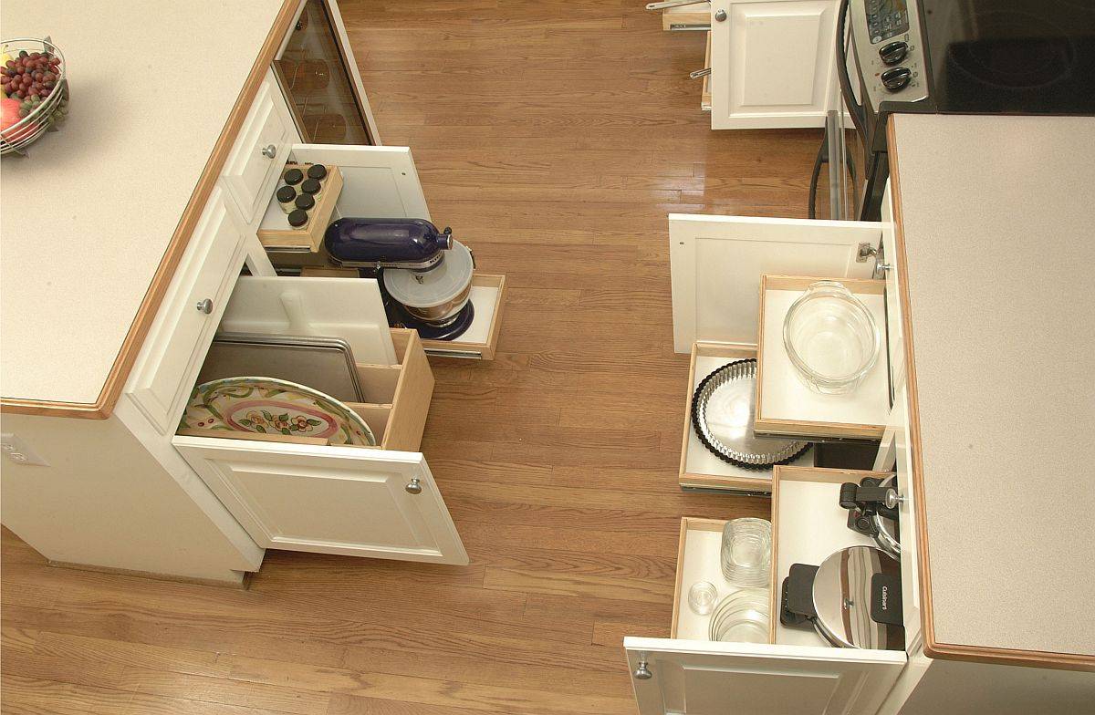 Hệ thống ngăn kéo trượt đa năng giúp tiết kiệm không gian nhà bếp hiện đại.