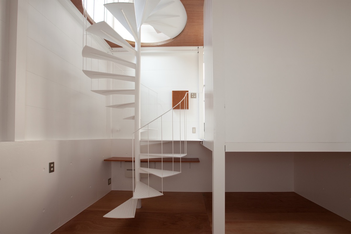 Cầu thang xoắn ốc với các bậc hở giúp tối đa hóa ánh sáng trong không gian nhỏ hẹp.