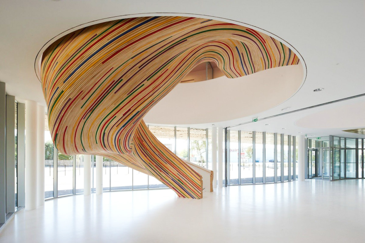 Cầu thang xoắn ốc tựa như một tác phẩm nghệ thuật với những đường cắt màu bắt mắt.