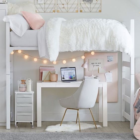 Trang trí phòng ngủ con gái tuổi teen với tông màu hồng - trắng luôn được yêu thích.