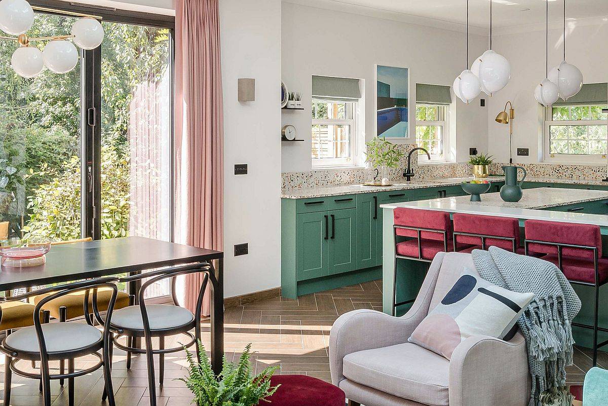 Sự kết hợp rực rỡ giữa các sắc thái khác nhau của màu hồng với màu xanh lá cây nhạt khiến căn bếp trở nên độc đáo, hấp dẫn hơn.