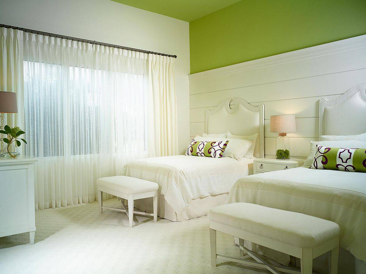 Cặp đôi màu trắng và xanh lá cây mang đến sự nhẹ nhàng, vui vẻ, tươi mới cho phòng ngủ phong cách Địa Trung Hải hiện đại.