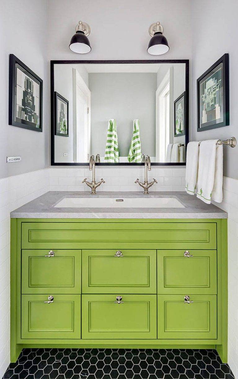 Góc phòng tắm nhà bạn như bừng sáng với tủ lưu trữ màu xanh nõn chuối cực nổi bật trên nền tường màu xám và gạch lát màu đen họa tiết lục giác.