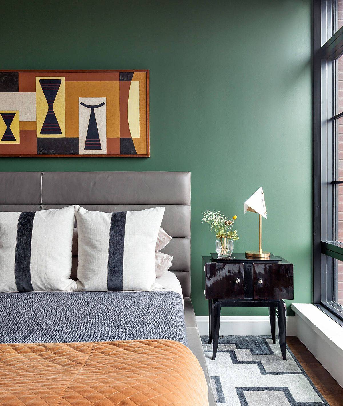 Bạn có thể kết hợp bộ đôi màu sắc trắng - xanh lá trong phòng ngủ của mình theo cách này. Căn phòng trông thật thanh lịch, hiện đại.
