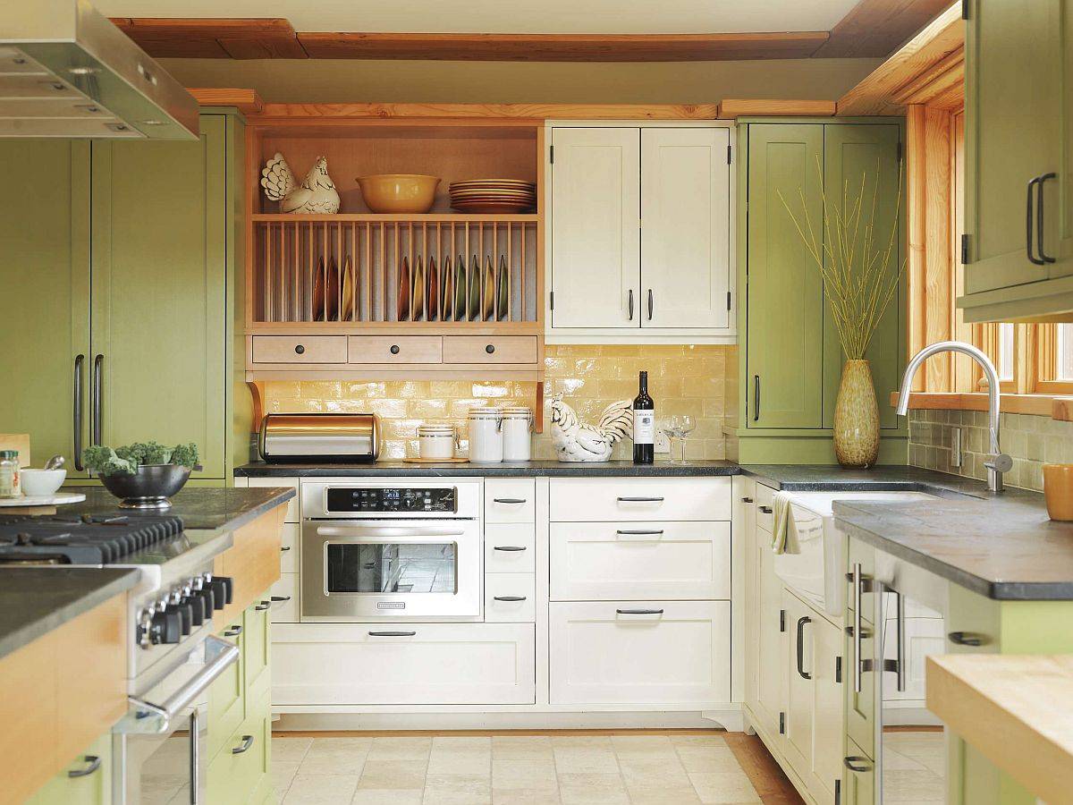 Nhà bếp hiện đại và thời thượng với màu vàng gỗ ấm áp và xanh lá nhẹ nhàng.