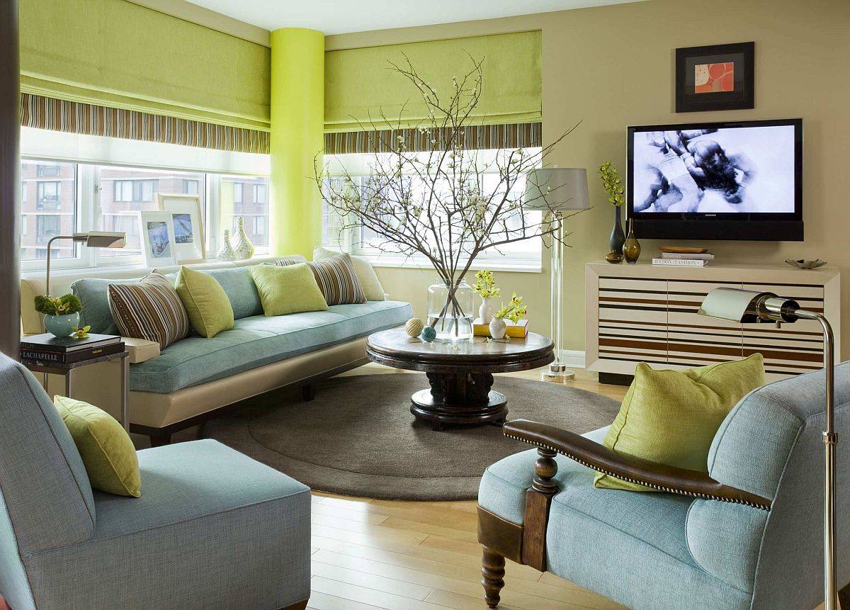 Phòng khách hấp dẫn hơn với những điểm nhấn màu xanh lam, xanh lá.