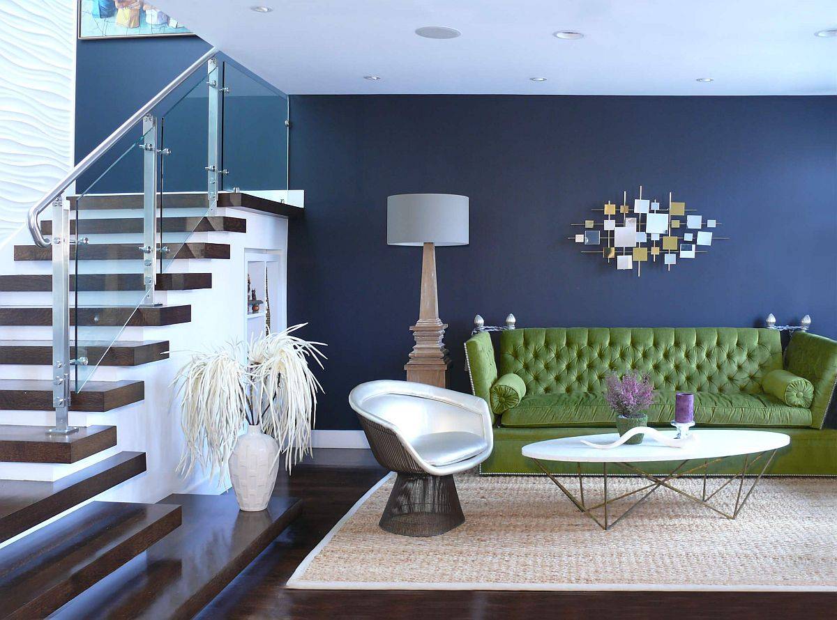 Kết hợp các sắc thái khác nhau của màu xanh lam với một mảng xanh lá cho phòng khách trở nên độc đáo, hấp dẫn hơn.