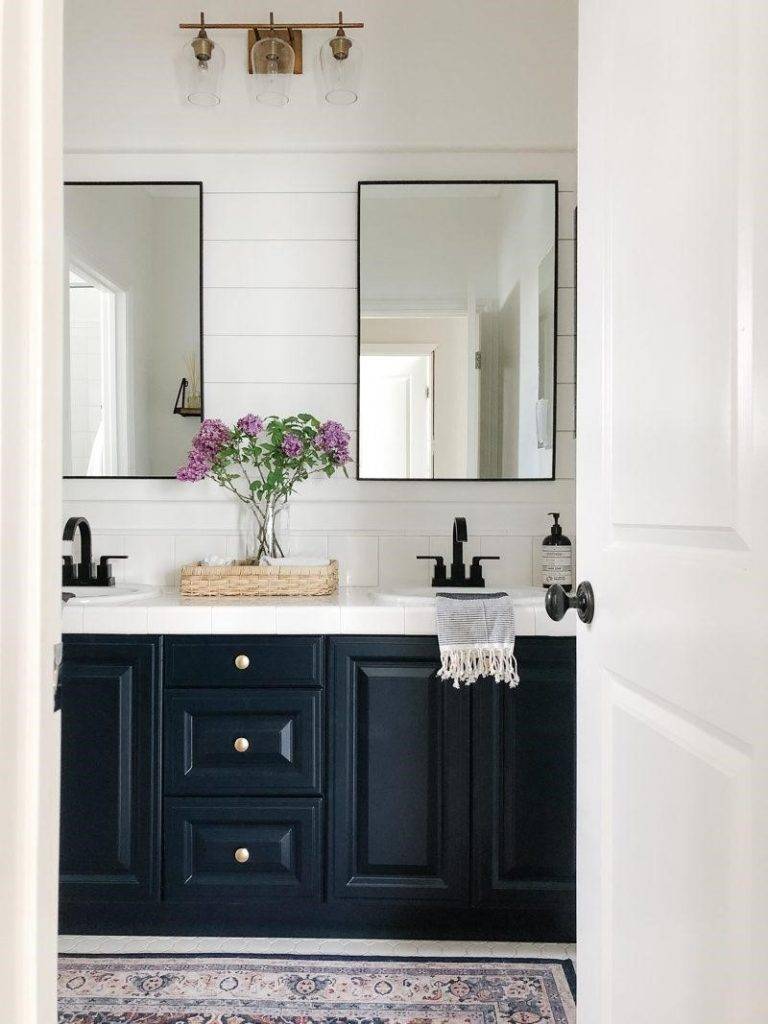 Gương luôn là phụ kiện trang trí phòng tắm hữu ích, vừa giúp hút sáng tự nhiên, vừa tạo cảm giác rộng rãi hơn cho căn phòng.