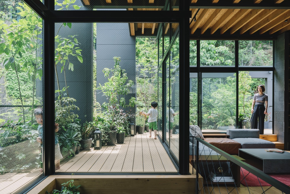 Với tường kính trong suốt và thiết kế mở phóng khoáng, ngôi nhà Nhật như hòa mình vào cảnh quan thiên nhiên xung quanh, xóa mờ mọi ranh giới.