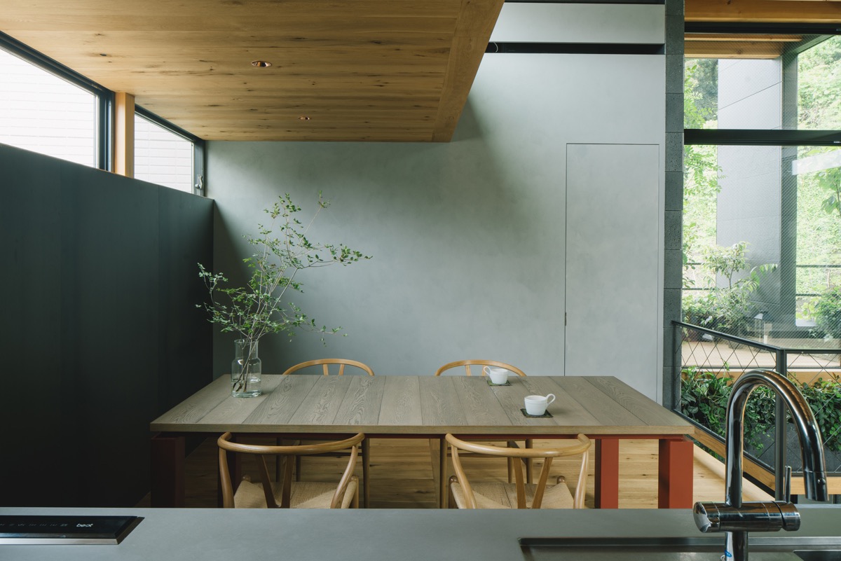 Phòng ăn được thiết kế theo phong cách tối giản, ấm áp với điểm nhấn là bình thủy tính cắm cành cây trong vườn nhà.