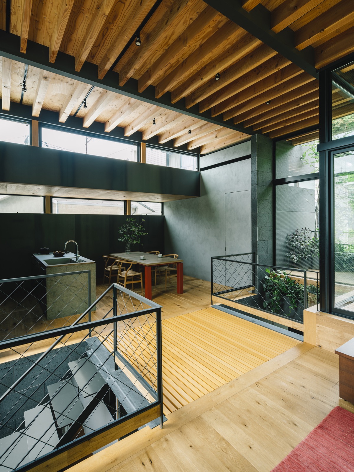 Phong cách công nghiệp hiện đại, tối giản mang đến cái nhìn độc đáo, thú vị cho không gian sống trong ngôi nhà Nhật.