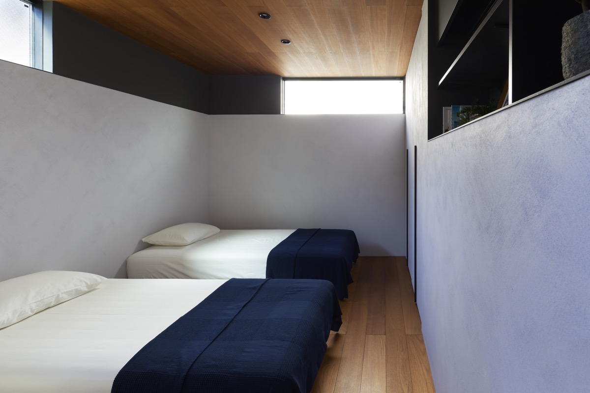 Phòng ngủ là không gian tối giản để nghỉ ngơi, thư giãn. Những bức tường dày dặn giữ cho phòng ngủ hoàn toàn riêng tư với đường phố.