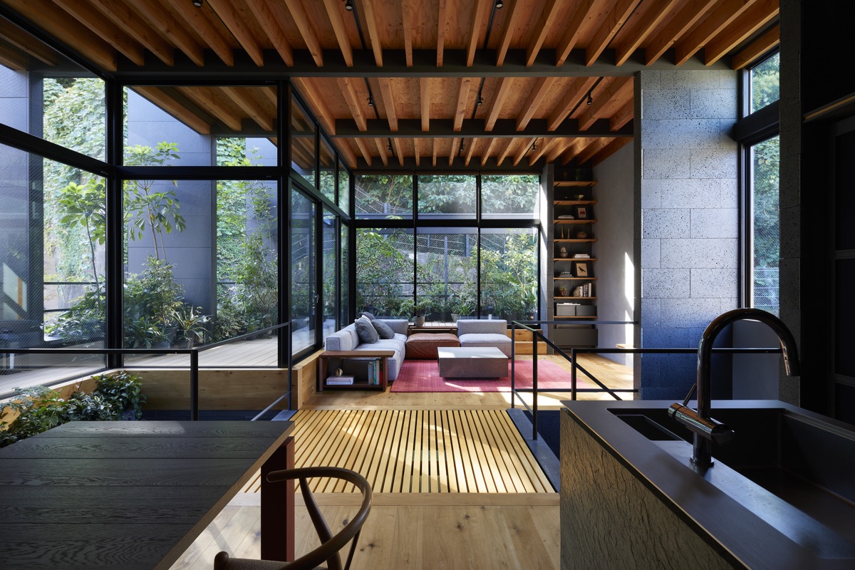 Bên trong ngôi nhà Nhật hiện đại, không gian sống được thiết kế theo phong cách mở tràn ngập ánh sáng. Dầm gỗ lộ thiên tạo cảm giác ấm áp cho khu vực sinh hoạt chung.