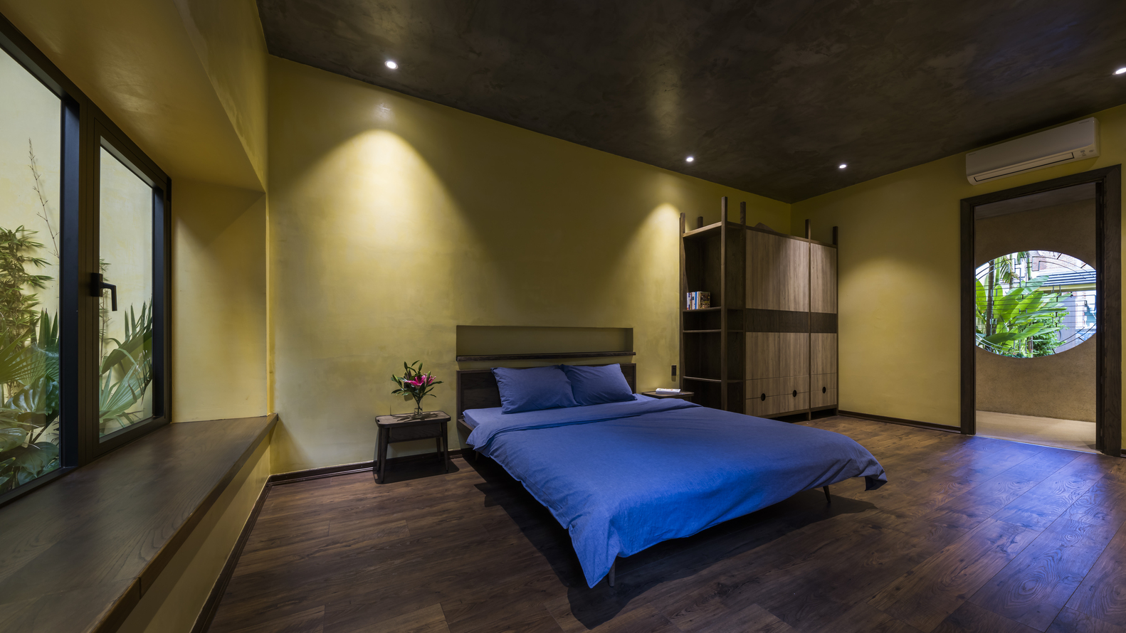 Phòng ngủ master rộng rãi, thiết kế nội thất tối giản tạo cảm giác thư thái cho người dùng.