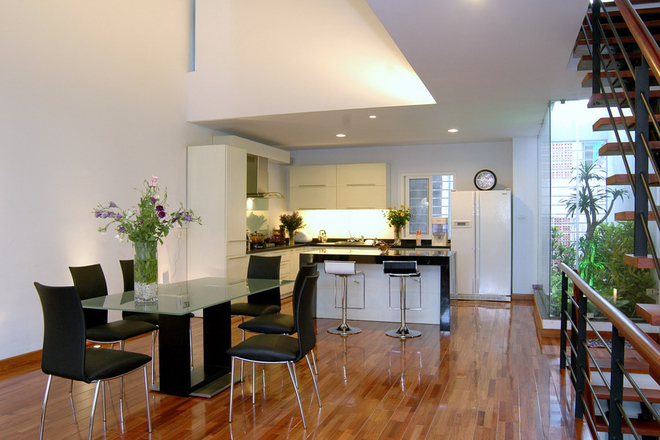 Phòng bếp kết hợp phòng ăn phong cách hiện đại, đầy đủ tiện nghi với tầm nhìn thoáng mát ra sân sau nhà ống.