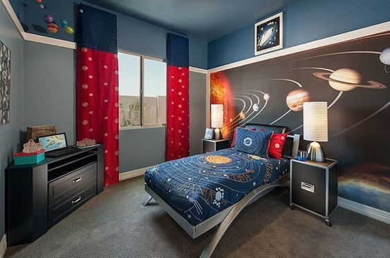 Phòng ngủ của cậu con trai được thiết kế và bài trí theo chủ đề vũ trụ, góp phần kích thích trí tò mò, khám phá của trẻ.