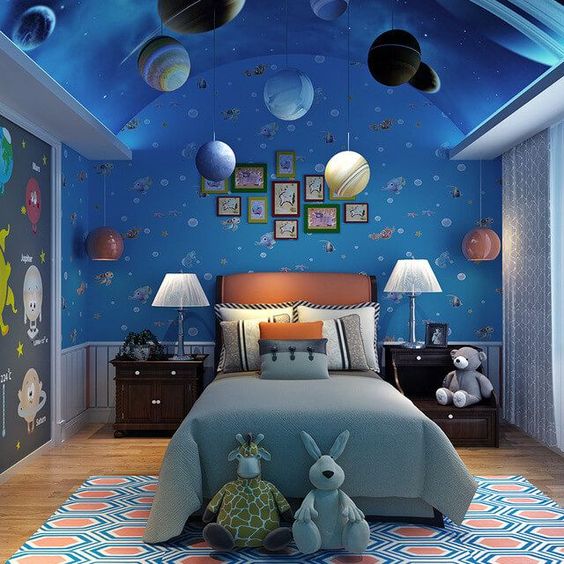 Hẳn bé trai nhà bạn sẽ thích mê mẫu phòng ngủ tông màu xanh dương trẻ trung, năng động này. Phòng ngủ được trang trí theo sở thích của trẻ.