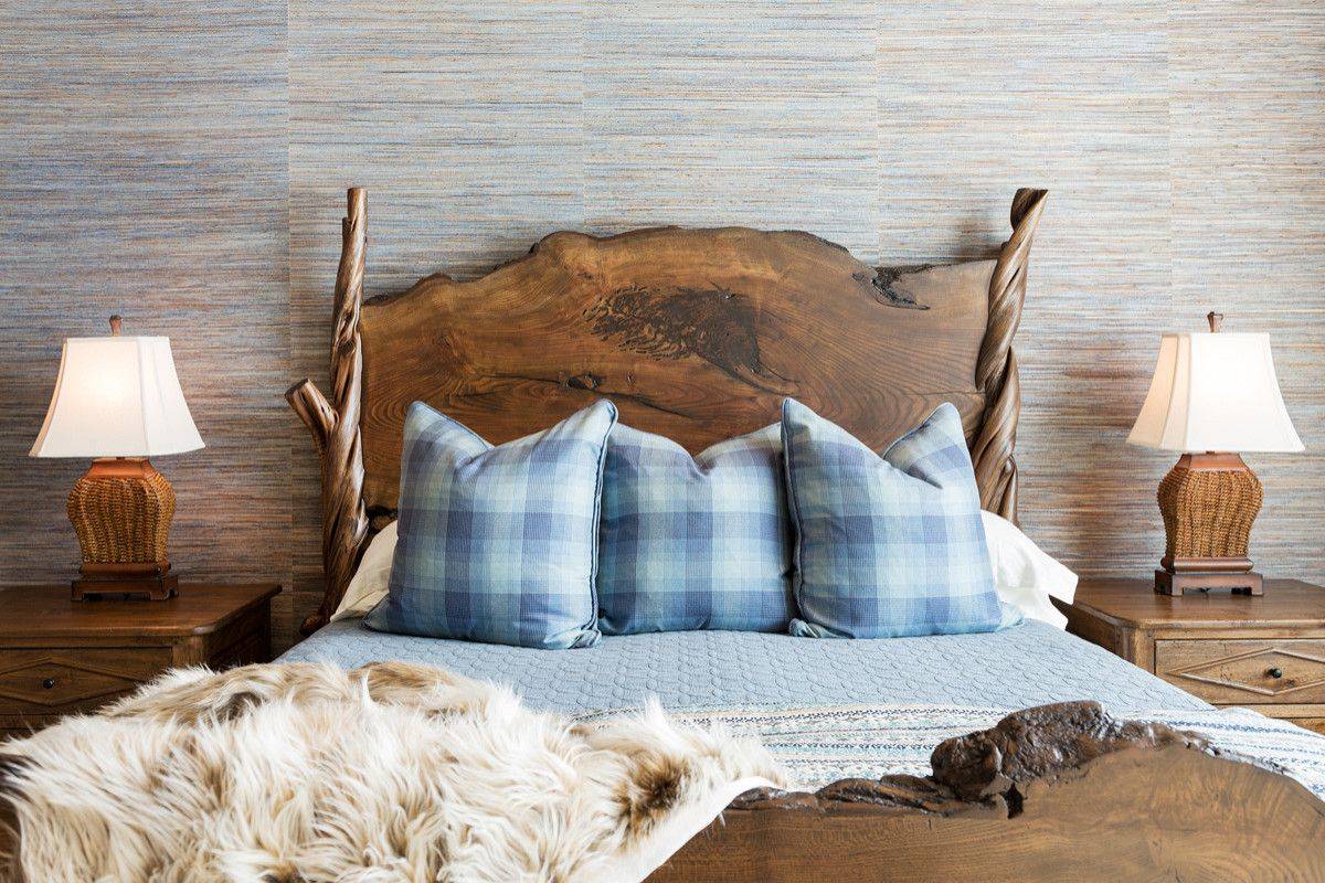 Thiết kế giường ngủ với chất liệu gỗ tự nhiên, tạo hình độc đáo.