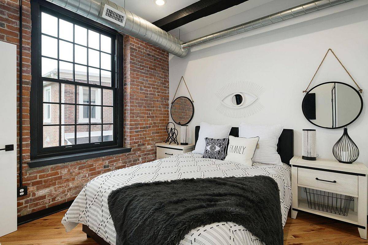 Phòng ngủ phong cách công nghiệp với tường gạch trần thô mộc, nổi bật và tương phản thú vị với sắc trắng chủ đạo.