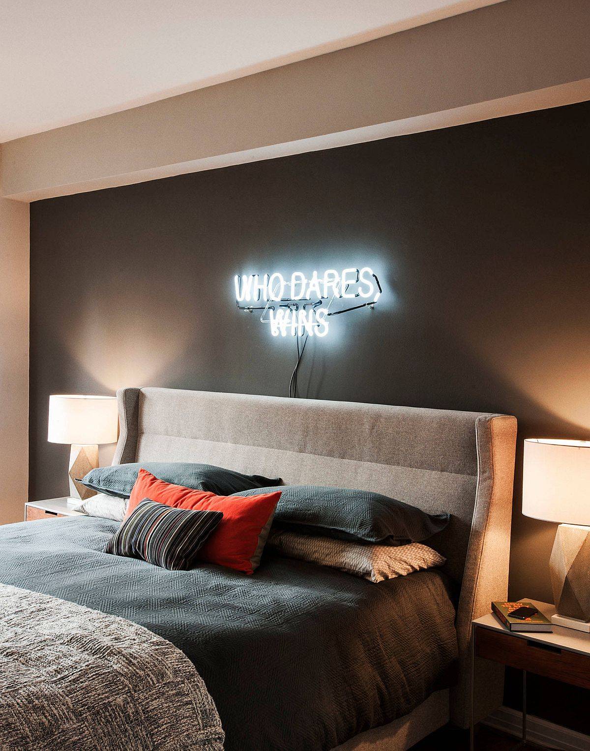 Ánh sáng đèn LED đầu giường càng tăng thêm vẻ đẹp sang trọng của phòng ngủ này.