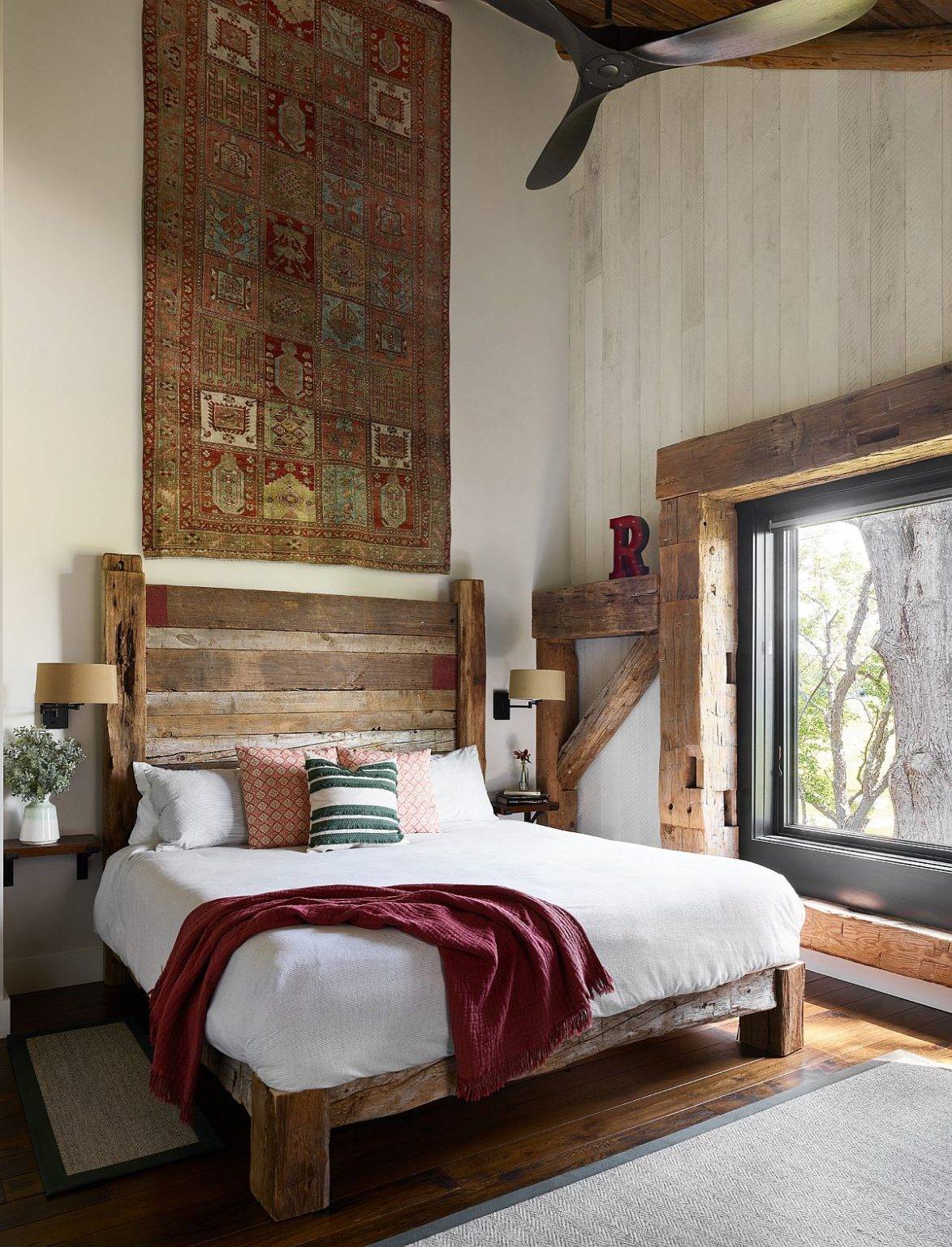 Phòng ngủ phong cách Rustic mộc mạc, tạo cảm giác thư giãn thoải mái cho người dùng.