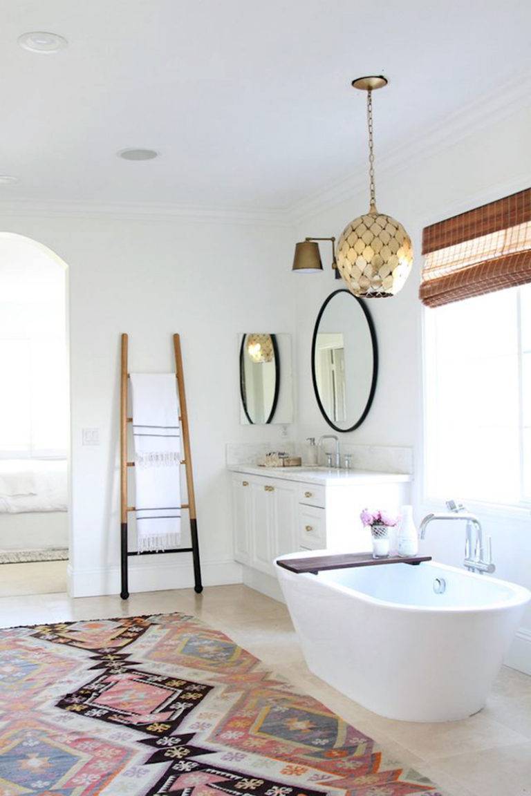 Mẫu phòng tắm kết hợp hài hòa giữa phong cách Bohemian và các yếu tố hiện đại.