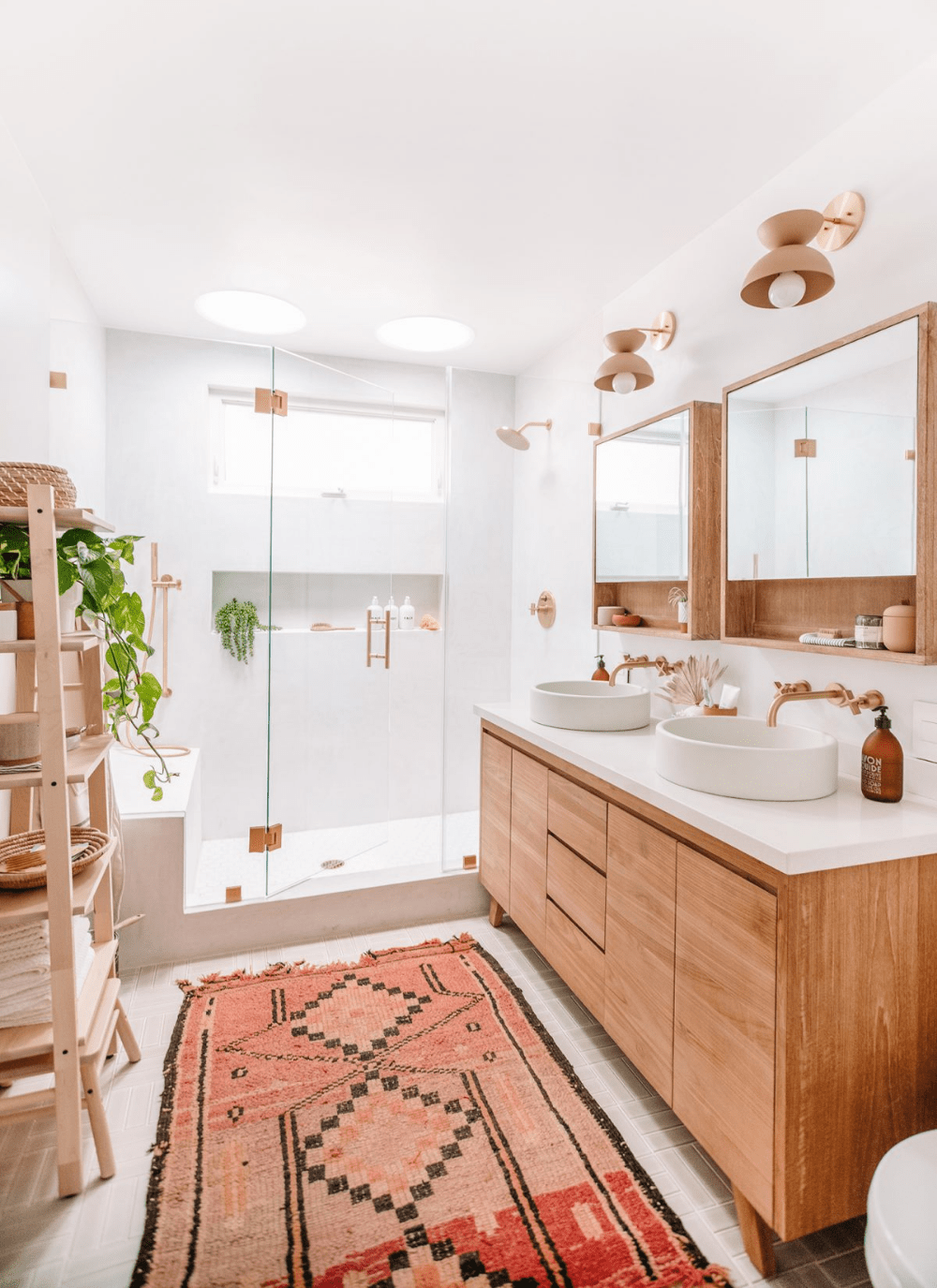 Chỉ với hai tông màu trắng và nâu gỗ nhưng phòng tắm vẫn toát lên nét hiện đại, thanh lịch, sang trọng đến lạ kỳ.