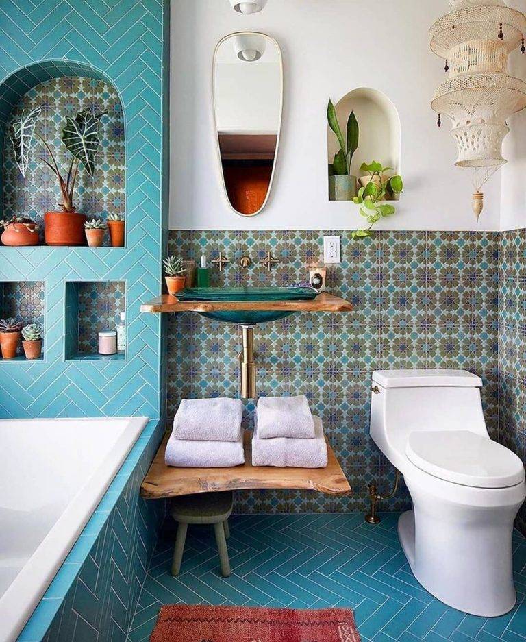 Phòng tắm thanh lịch, tươi mát với tông màu xanh lam chủ đạo kết hợp ăn ý cùng sắc trắng thuần khiết cho thiết bị chính như bồn tắm, bồn cầu.