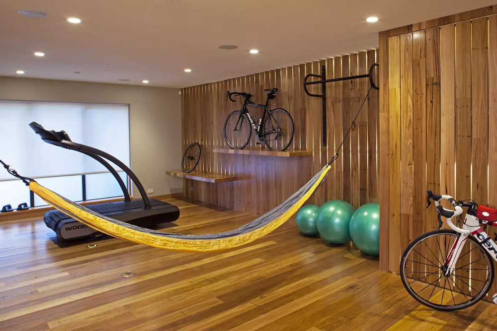 Một chiếc xe đạp, võng và máy chạy bộ trong phòng tập thể dục tại nhà