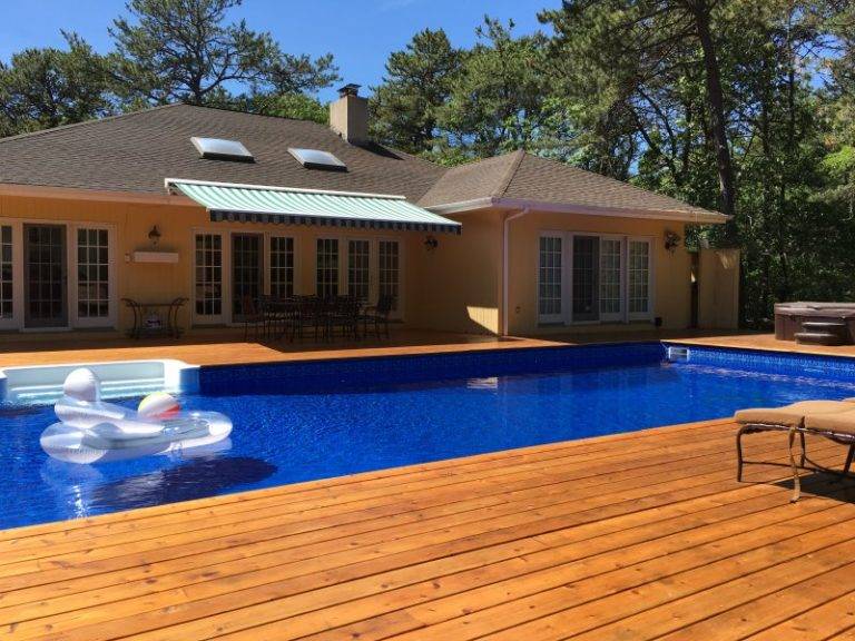 Bao quanh bể bơi xanh mát là sàn gỗ cứng tông màu ấm áp, thân thiện tạo cảm giác thư giãn cho người dùng cả về mặt thị giác lẫn xúc giác.