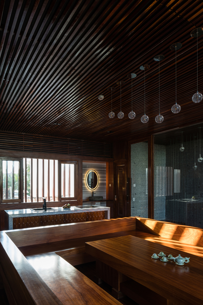 Không gian nội thất bên trong ngôi nhà được thiết kế theo phong cách hiện đại, sang trọng với vật liệu gỗ tự nhiên tông màu ấm áp.