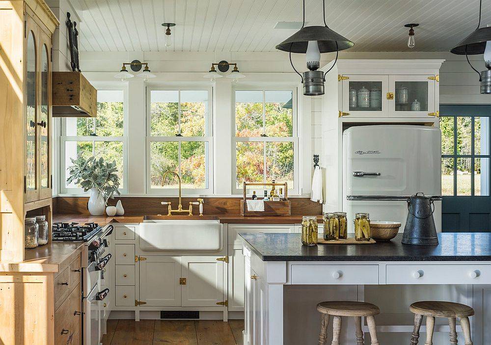 Màu trắng và chất liệu gỗ mang lại cảm giác thoáng sáng, rộng rãi hơn cho phòng bếp được thiết kế theo phong cách trang trại.