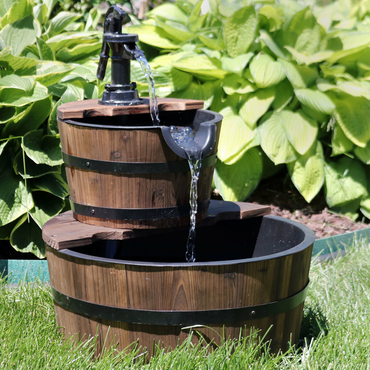 mẫu đài phun nước trong thùng gỗ đặt ở sân vườn