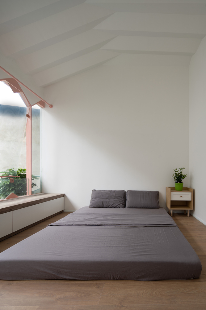 Phòng ngủ của bố mẹ được thiết kế trên tầng 2, sử dụng nội thất tối giản, tiết kiệm diện tích, tông màu trung tính hài hòa.